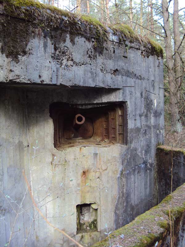 АПК № 41. Под амбразурой-шахта для монтажа трубы гильзоотвода АПК 41