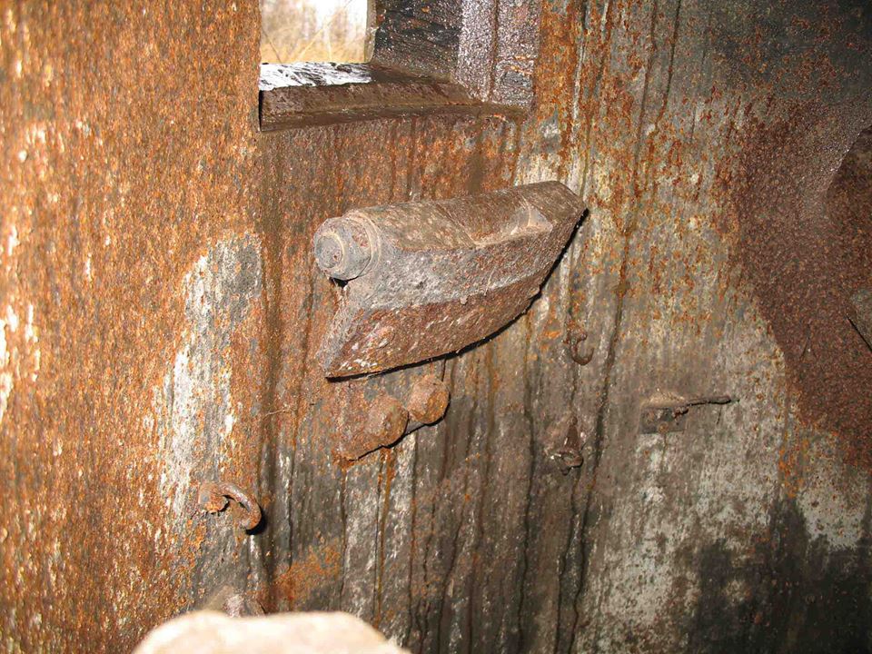 форт № 3. броневая заслонка амбразуры броневая заслонка амбразуры